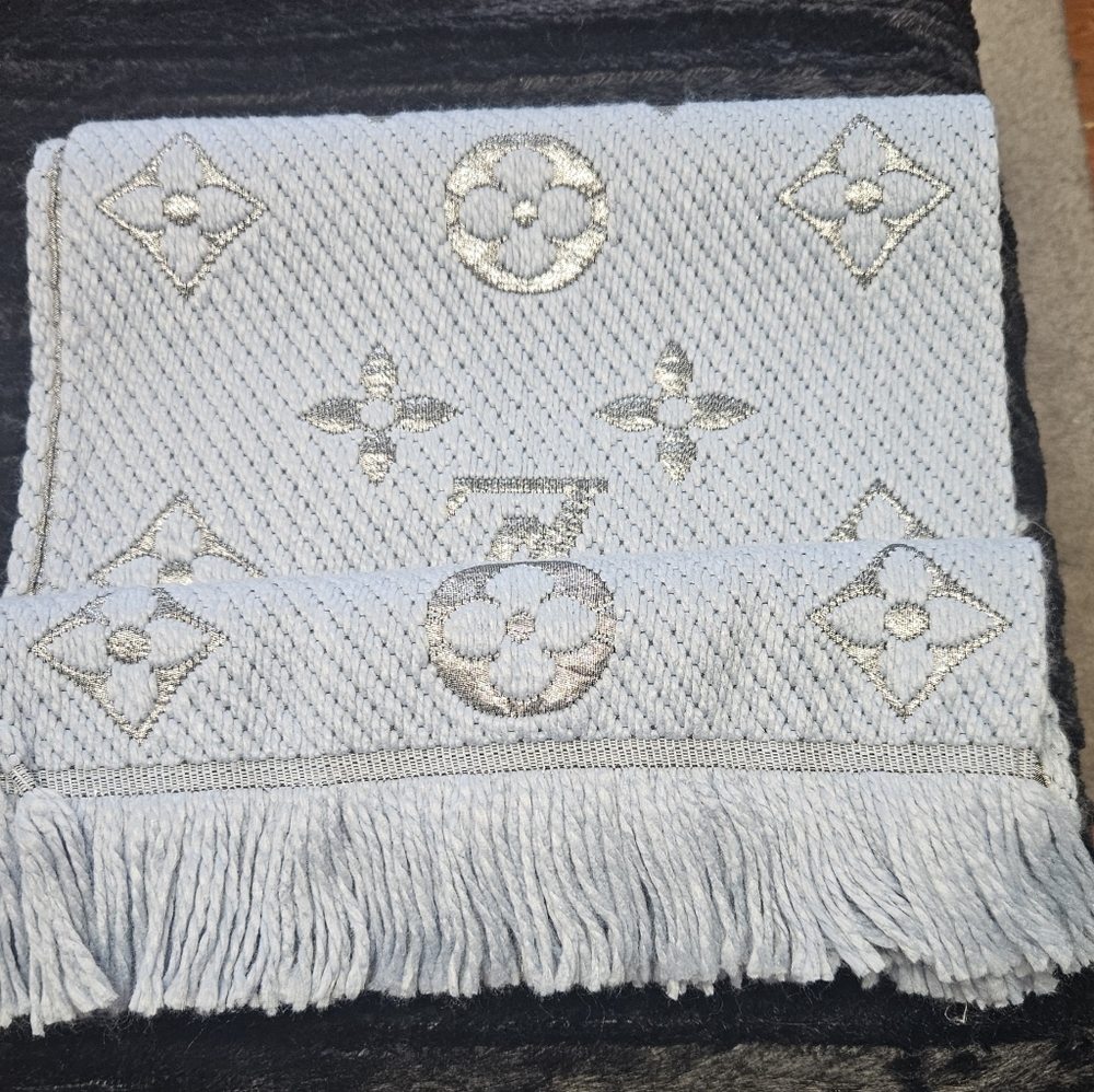 Elegant Silver and Gray Scarf
